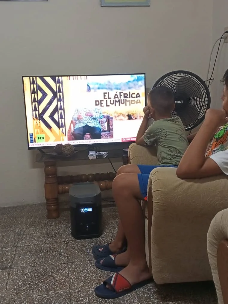 Familia cubana disfrutando de energía EcoFlow durante un apagón